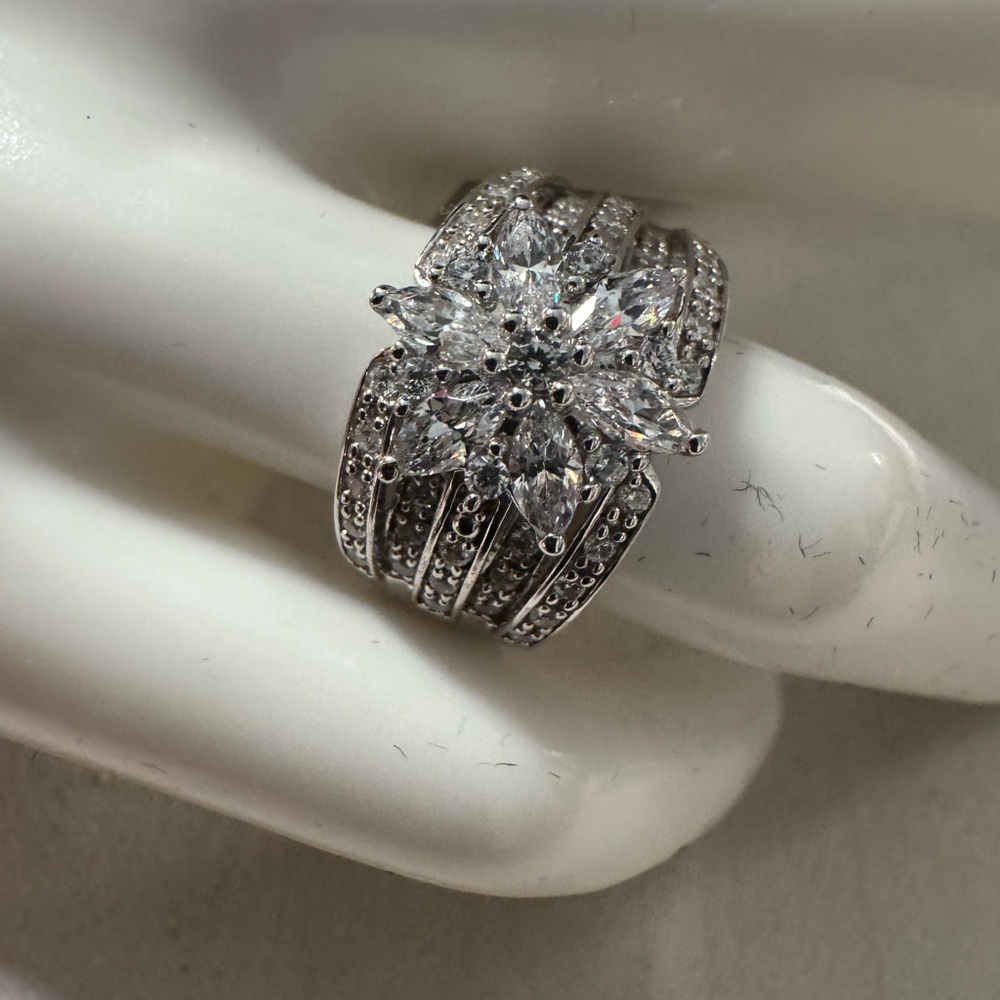 Sterling Silver Floral Diamonique Ring w/CZ stones surrounding a Floral Center